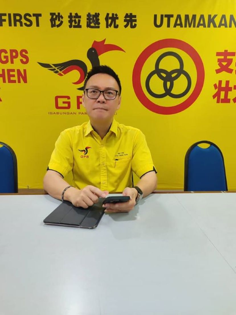 砂人联党公共投诉局主任符祥威在召开新闻发布会上的神情。