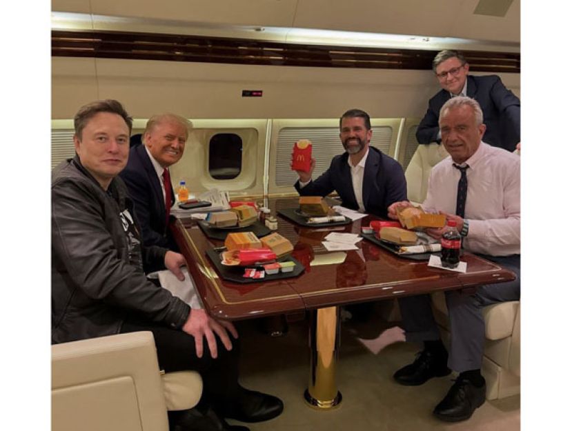 美国总统当选人特朗普（后左）、特斯拉执行长马斯克（前左）、卫生部长人选小罗勃甘乃迪（前右）与川普儿子小唐纳（后右）一起搭机还大吃麦当劳。
