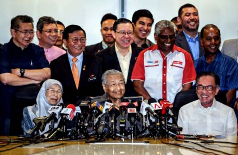 图：马哈迪（中）主持希盟党主席理事会会议后召开记者会，坐者左：副揆旺阿兹莎；右为公正党主席安华。后排左起：农长拉沙胡丁阿育、外长赛夫丁阿都拉、副工程部长莫哈末安努亚、财长林冠英，金马仑国席候选人玛诺佳南及人资部长古拉。
