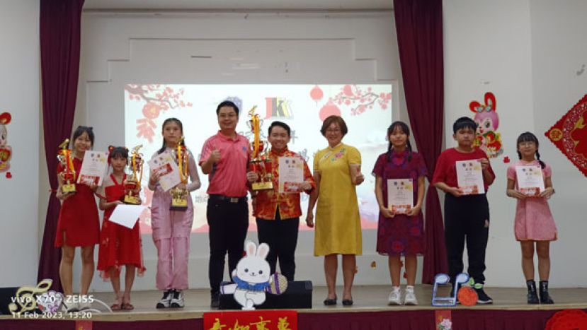 石角民立中学校长蔡宗璟（左四）与JKKK主席甲必丹温淑萍（右四）和初小组的所有得奖者进行大合照。