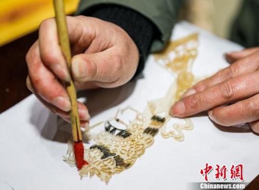 图示：制作皮影。
