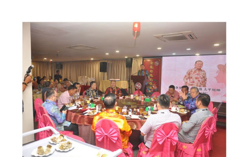 晚宴场面，致词的是主宾拿督斯里刘为强太平局绅。