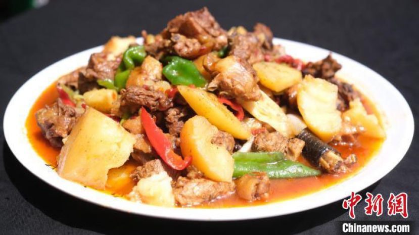 沙湾大盘鸡用整鸡入菜。