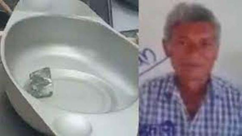 穆拉扬（右图）挖到的13克拉原钻。