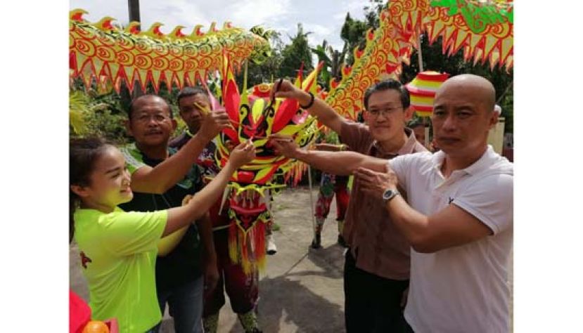 北市行政委员薛华东（右二）连同陈致隆（右一）及陈芠慧（左起）、黎成顺共同为圣恩德宫神庙新成立龙队主持点睛开光仪式。