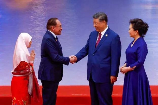 ●习近平与夫人彭丽媛迎接首相安华伉俪。