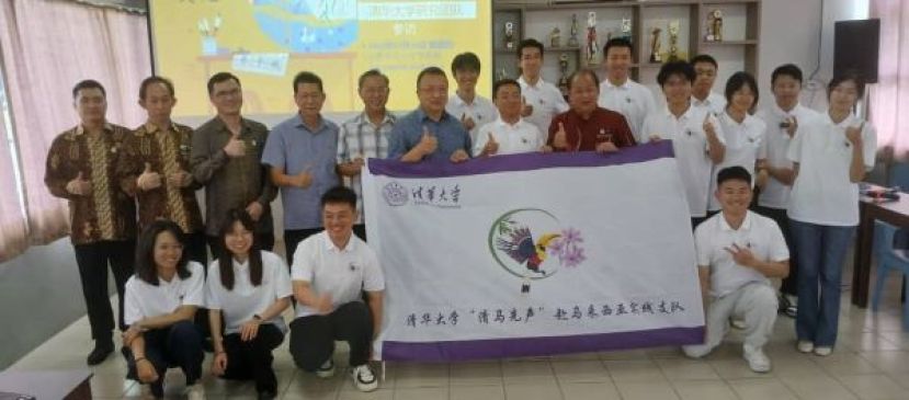 清华大学研究团队李正新教授（左8）与古晋中华小学校董会主席拿督蔡文铎律师（左6），秘书长张光福（左5）、四小监学沈楚鹏（左四）、四小校长贝荣栋（右7）及四小老师、清华大学学生合影留念。