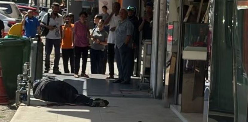 一名独行匪持刀闯入金店打抢还伤人  被保安员开枪射伤