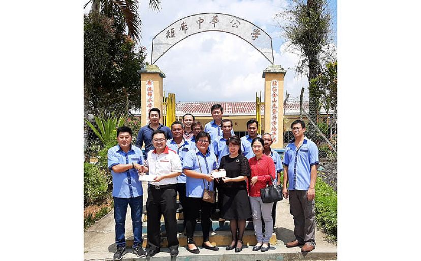 国内贸易及消费人事务部副部长兼实旦宾区国会议员张健仁（前排左二）与朋岭区州议员杨薇讳（前排右二）移交拨款支票，由短廊中华公学校董会主席李思兴（前排左一）及校董沈惠珠（前排右三）接收。前排右一为张健仁特别助理周宛诗。