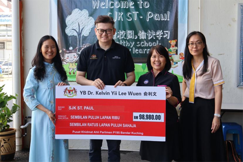 古晋市国会议员俞利文移交选区拨款予圣保禄小学，协助学校添购桌椅设施。