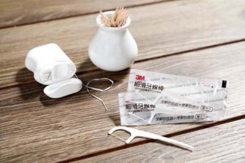 杜绝牙菌膜　牙刷牙线一齐用最有效