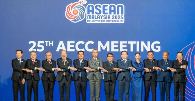 东姑扎夫鲁(中)与东盟各国经济部长合影。