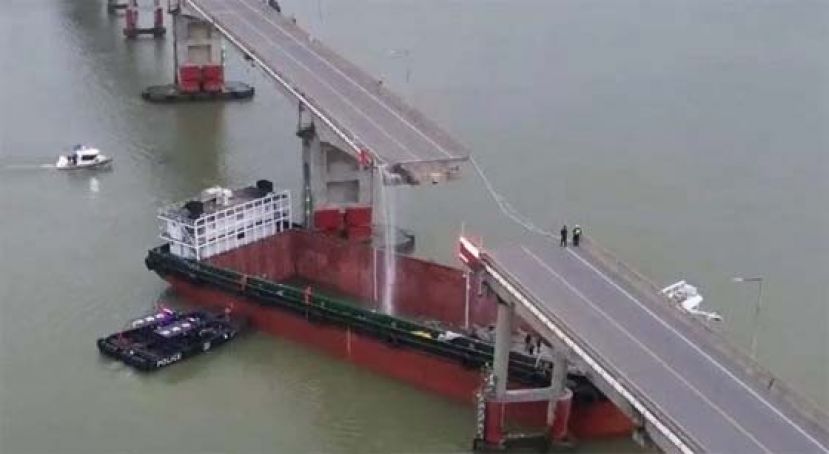 货船撞断广州大桥，车坠海车主下落不明。