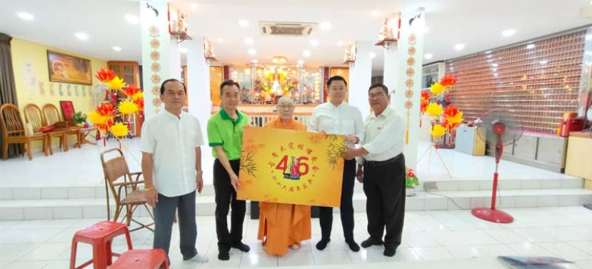 左其中为筹委会副主席蔡天泉、大会主席蔡福龙、古晋大觉林佛教会主持上筱下航法师、筹委会主席范兼荣及筹委会秘书温武将。