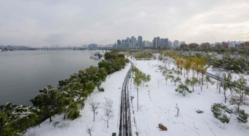 韩国暴雪天气已持续两天，首尔积雪深度刷新历年同月纪录，已发布大雪二级警报。
