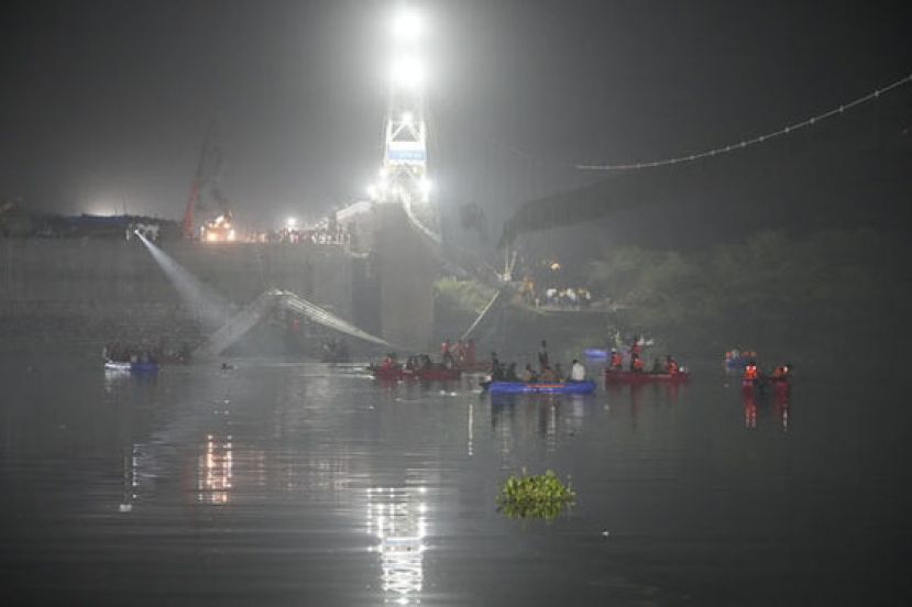 印度百年吊桥坍塌，造成141人死亡。