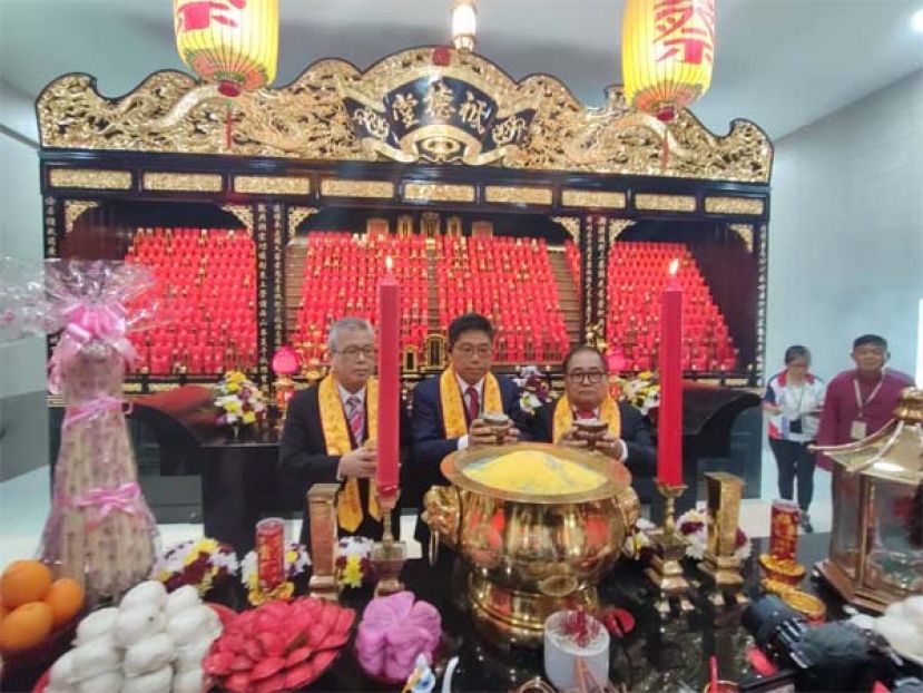 左起为世界柯蔡宗亲总会总会长拿督威拉蔡德兴、砂拉越蔡氏公会会长蔡岷谷以及顾问兼宗长蔡振强进行传香火仪式时影。