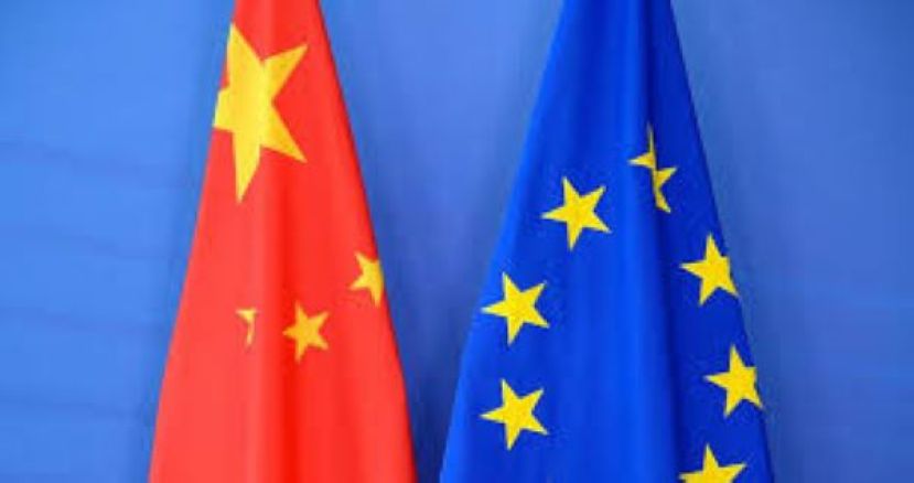 中国国旗与欧盟旗帜。