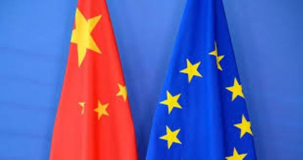 中国国旗与欧盟旗帜。