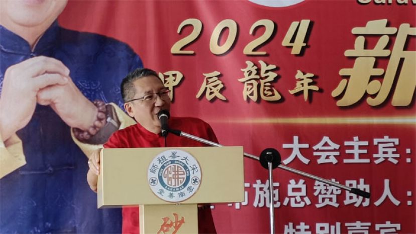 古晋南市市长拿督黄鸿圣.