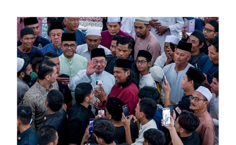 首相安华于周五祈祷后与民众互动。