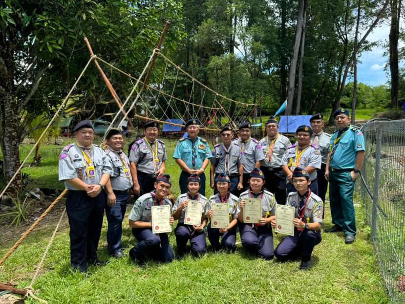 左4为砂首席童军总监林文明、训练官、考官及5名青年童军合摄。