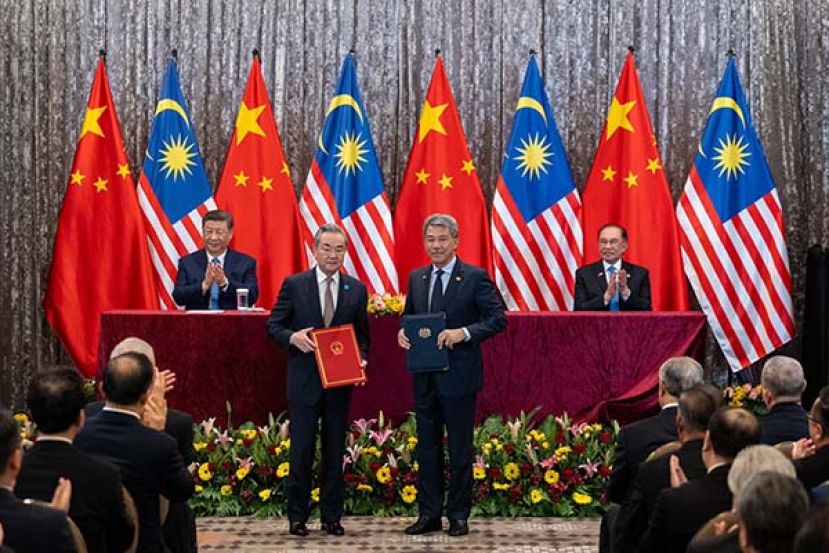 ●习近平与安华见证马中两国外交部长末哈山与王毅交换备忘录。