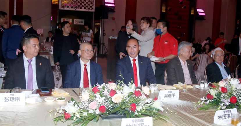 森美兰中华总商会庆祝成立79周年纪念&ldquo;华商之夜&rdquo;，出席嘉宾左起张聒翔、吕海庭、吴逸平、卢成全、黄思华。