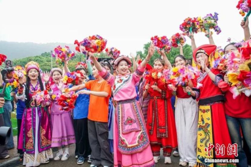 2024年&ldquo;广西三月三&middot;八桂嘉年华&rdquo;文化旅游品牌活动上，表演者身着各族服装迎接游客。
