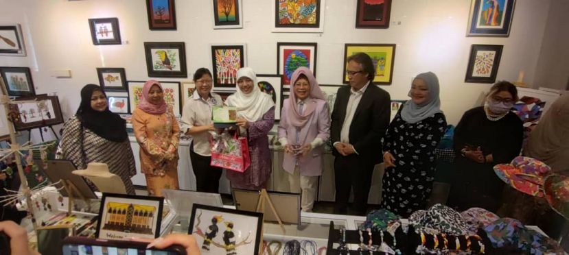 古晋自闭症协会主席陈仁爱（左三）赠送纪念品予 雪州妇女发展及社会福利事务行政议员谢安宝。左五为砂妇女、儿童及社区和谐部长拿督斯里陈赛明。