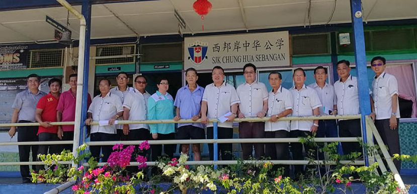 晋汉连省津贴华小董联会访问团与西邦岸中华公学董教职员合摄，右七起为晋汉连省津贴华小董联会会长蔡文铎律师，西邦岸中华公学校董会顾问黄国清及西邦岸中华公学校长周宓涧。