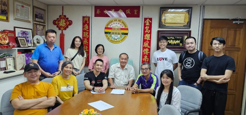 一个以黄惟嗣 （坐者左三）为首的筹委会已经成立，并紧锣密鼓展开筹备工作，坐者左起为礼品主任黄冀义及老人/小孩红包主任蔡盈盈；坐者右起为票务主任吴丽霞丶筹委会总协调张景源及大会主席蔡勇顺 。