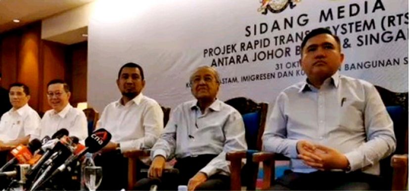  柔新捷运重启新闻发布会。右起;为交通部长陆兆福、首相敦马哈迪、柔佛州务大臣沙鲁丁、财政部长林冠英和经济事务部长阿兹敏。