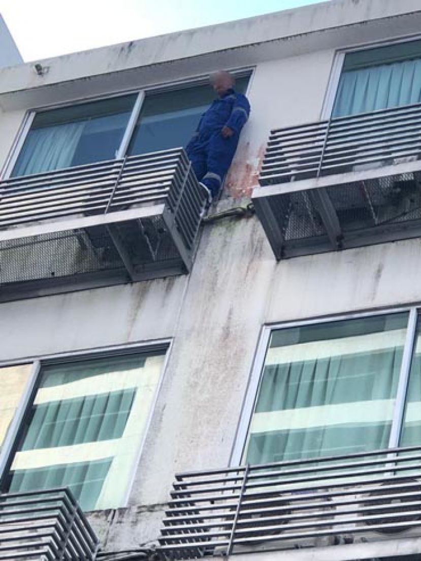 外籍男子站在4楼窗口冷气机围栏上，企图跳楼轻生。