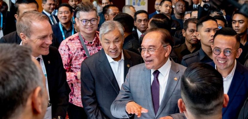 首相安华出席2025年世界社会保障论坛，与与会者亲切交谈。