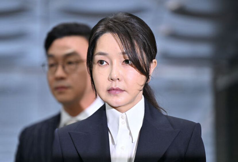 韩国前第一夫人金建希12日晚间被法院裁定羁押。