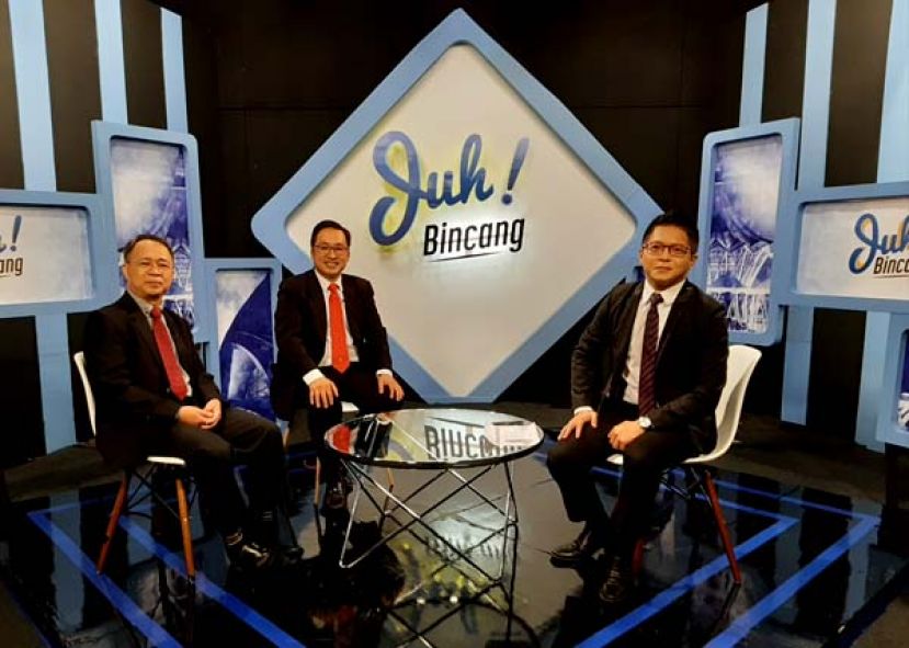 国内贸易及消费人事务部副部长张健仁（中）出席砂RTM TV Okey的“新马来西亚”清谈节目。左为砂大社会科学与人文系副教授史丹利及主持人法兹里希山（右）。