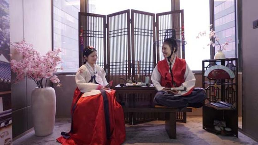 在主题体验房间试穿鲜艳亮丽的韩服、品尝韩菓茶点。