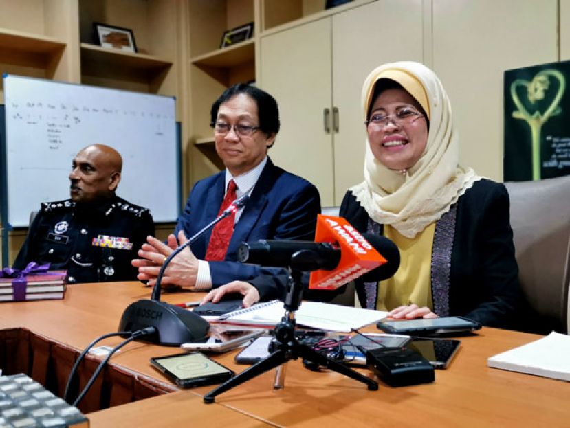 砂福利、社会和谐、妇女、家庭与学前教育部长拿督斯里法蒂玛陈赛明(右)、社会和谐助理部长拿督兰西斯哈汀(中)和砂副警察总监拿督德古玛摄于新闻发布会上。