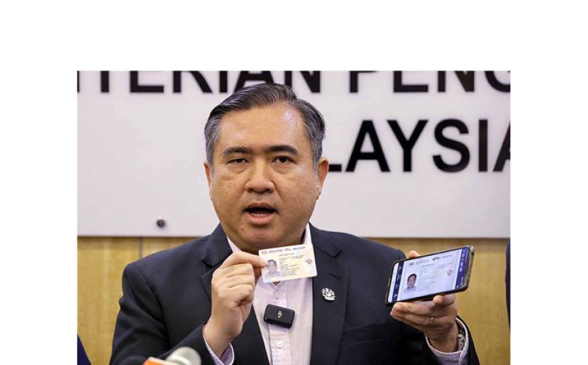 交通部长陆兆福。