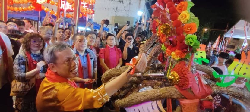 砂副总理为香火龙主持点睛时摄。