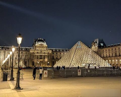 罗浮宫内阿波罗长廊展品遭窃。