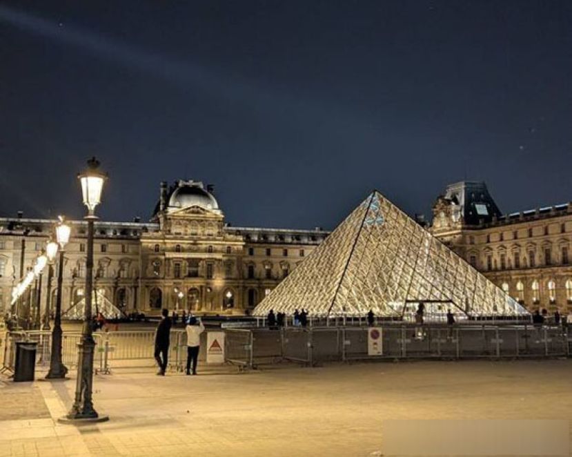 罗浮宫内阿波罗长廊展品遭窃。