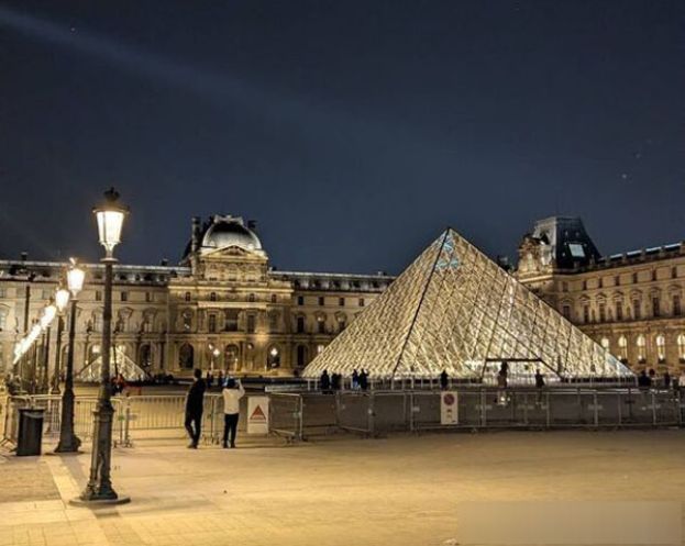 罗浮宫内阿波罗长廊展品遭窃。