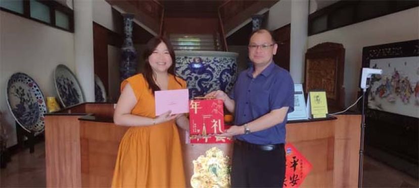 古晋河景酒店企业经理吴柳仪（左）移交礼品予国际时报业务发展经理陈朝忠时摄。