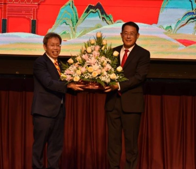 中国驻古晋总领事邢伟平（右）赠送纪念品予砂拉越副总理拿督阿玛沈桂贤时摄。