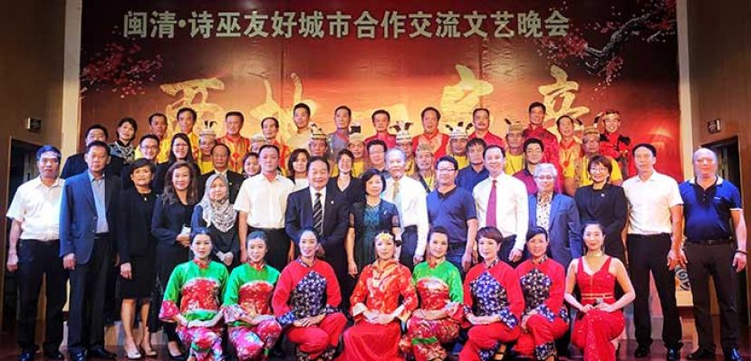 ●诗巫市议会访问团在访问闽清时，受邀观赏道地的闽剧和文艺表演后合影；第二排左七起为 黄顺舸、张泰卿及夫人黄美新。