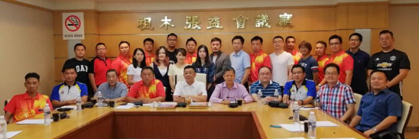古晋福建公会青年团团员大会，出席者合照。前排左起为青年团福利吕世和、青年团执行顾问王治升、公会署理会长黄张金发、青年团团长陈德明、会长拿督黄良杰、副会长兼青年团执行顾问拿督陈日枝、青年团顾问甲必丹拿督刘思乐、青年团执行顾问田志和、公会教育主任田松茂和秘书长陈国章。