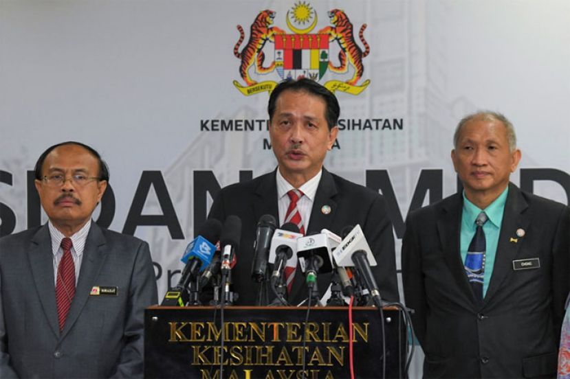 卫生总监诺希山(中)主持新闻发布会，右为公共卫生副总监拿督张志强等。