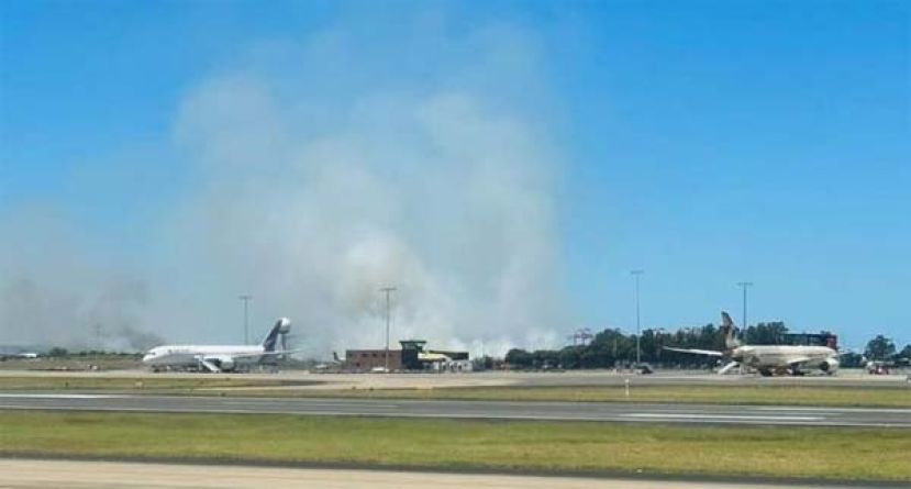 澳航客机引擎爆炸，折返机场疏散174人。